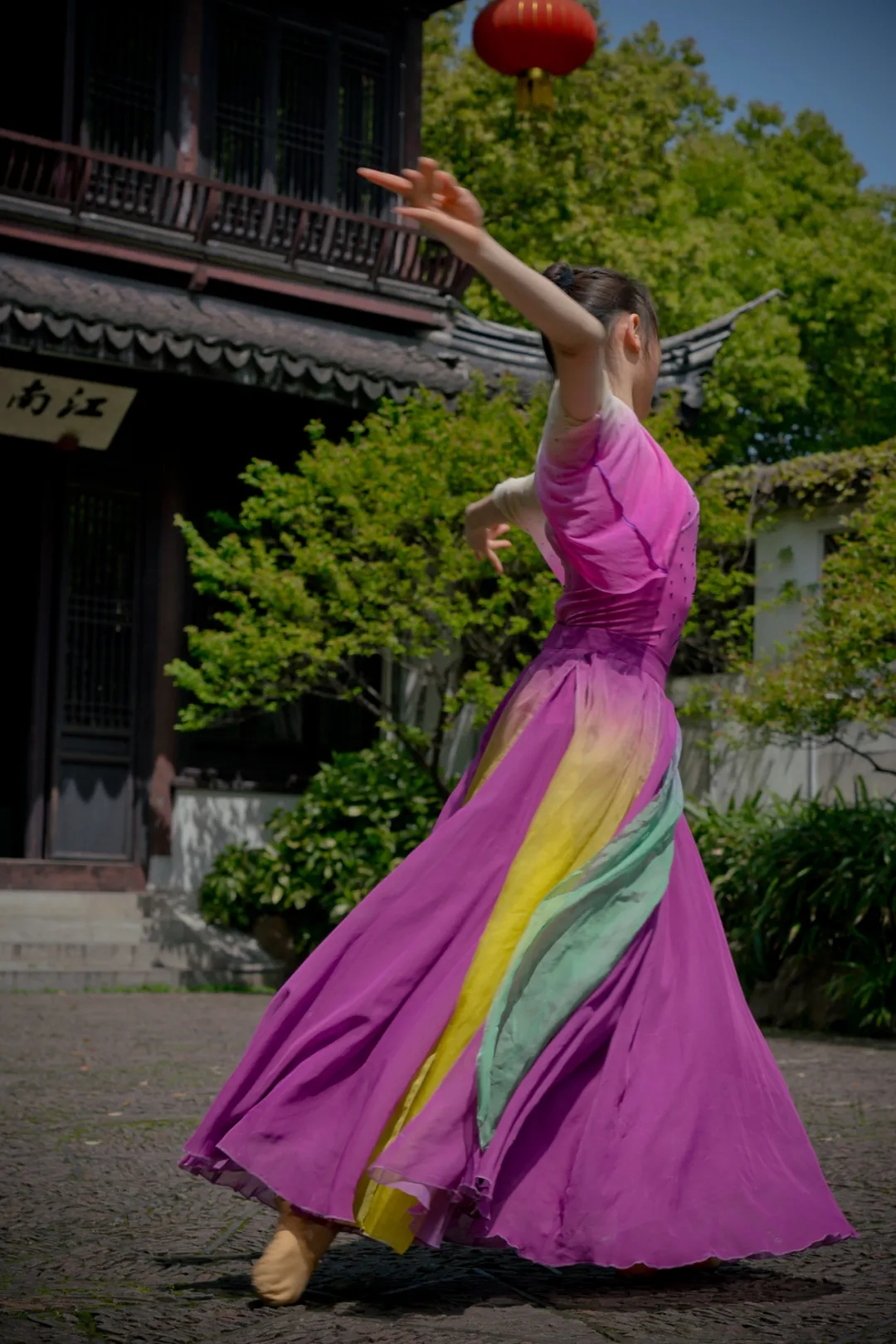 打造耳尖,指尖,舌尖上的惠山古镇 卧云堂前,聆听民乐演奏 凌虚阁下